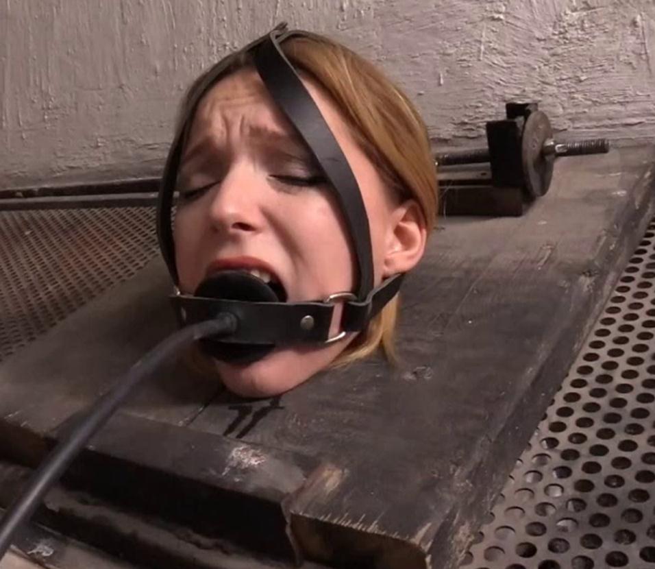 Slavegirl Edda is handcuffed and locked in a crate and Magda – Strafe 2