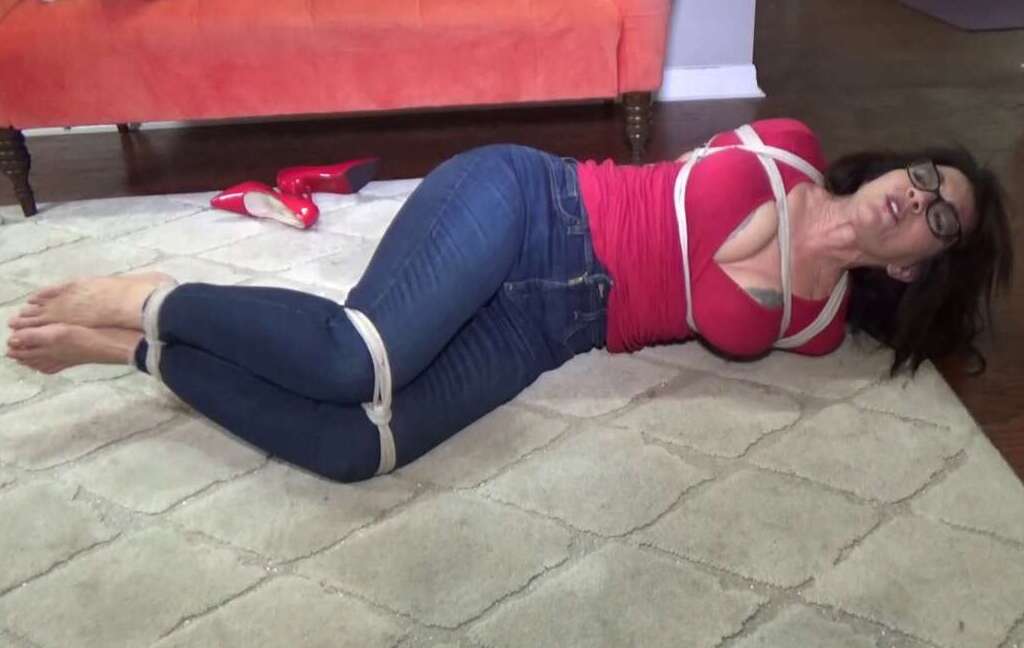 Rope Bondage - Captured by the toe tying freak - Milf Gigi is tied up in a brutally tight hogtie and the bondage is so tight - Bondage M/F